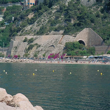 Vue d'ensemble du contrefort du tunnel situé à l'Est de la gare, depuis le sud.