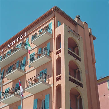 Vue de détail de la façade Est et de l'escalier hors oeuvre sur la façade nord.