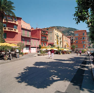 Vue d'ensemble de la façade Est.