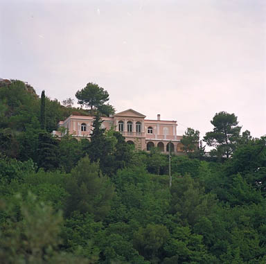 Vue d'ensemble de la façade nord de la villa.