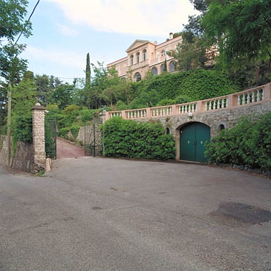 Vue d'ensemble de la villa avec le portail au premier plan, depuis le nord-ouest.