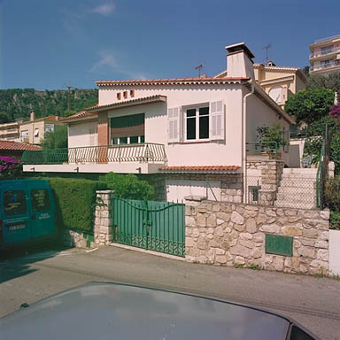 Vue d'ensemble de la façade est.