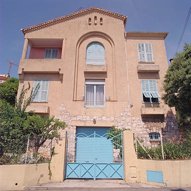 Vue d'ensemble de la façade est.