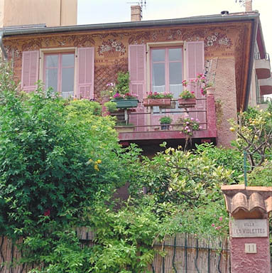 Vue de détail de la frise de couronnement sur la façade sud.