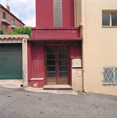 Vue de détail de l'entrée sur la façade ouest.