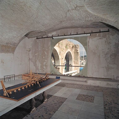 Vue de détail de l'occulus de salle aménagée au premier étage dans la partie sud du bâtiment ancien, depuis l' intérieur.