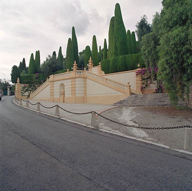 Vue en perspective de l'escalier d'honneur situé au sud de la parcelle, depuis le sud-est.