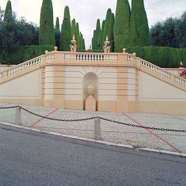 Vue axiale de l'escalier d'honneur situé au sud de la parcelle.