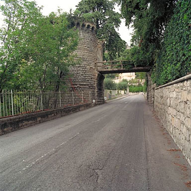 Vue d'ensemble du château d'eau aménagé en fausse ruine et du pont qui enjambe l'avenue Léopold II, situés au nord-est de la parcelle, depuis l'ouest .