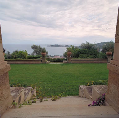 Vue partielle des terrasses situées dans l'axe de la façade sud.