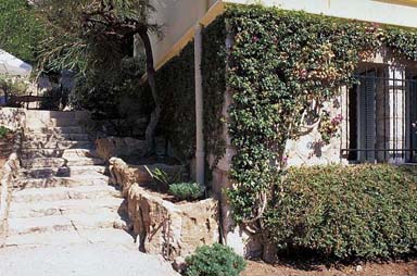 L'escalier longeant la façade ouest, depuis le sud.