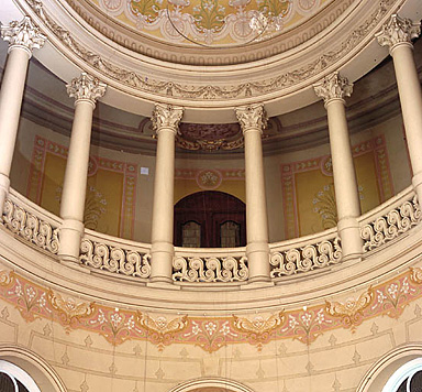 Galerie ouvrant sur le hall à l'italienne.