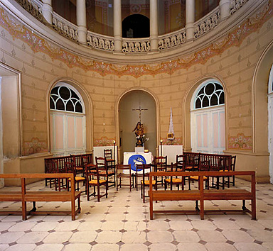 Hall à l'italienne aménagé en chapelle.