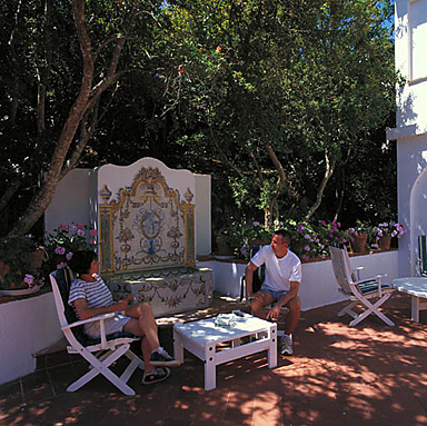 Patio. Fontaine décorée d'azulejos portugais.
