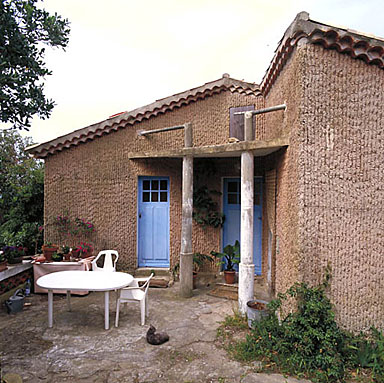 Entrée sous porche hors-oeuvre.