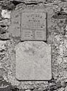 Baraquements de la Cochette. Plaques commémoratives en pignon d'une baraque.