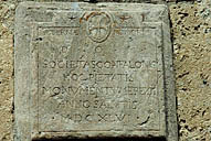 Inscription placée au-dessus de la porte du mur est.