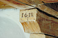 Inscription sur les consoles de la tribune.