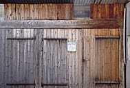 Pierregrosse, parcelle 858. Porte de la grange. Linteau daté de 1801.