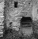 Façade ouest. Porte de la cave. Inscription.