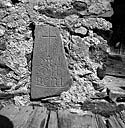 Parcelle 1517. Inscription placée près de la porte du logis.