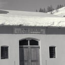 Inscription peinte sur la façade, détail.
