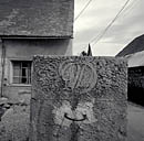 Le Villard. Parcelle 519 (sud). Inscription remployée dans le mur de clôture.