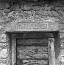 Porte de chambre au Chazelet (parcelle 132). Le linteau monolithe porte l'inscription M 1621 C sculptée en réserve.