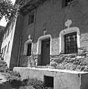 Parcelle 183. Façade sud. Les chambranles peints des baies du rez-de-chaussée sont surmontés d'une croix. Au-dessus de la porte d'entrée, une pierre porte l'inscription suivante : bâtie 1845 L A C C.