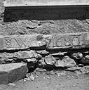 Parcelle 93. Inscription remployée dans le soubassement. Il s'agit peut-être d'un ancien linteau.