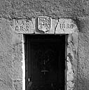 Parcelle 150. Le linteau de la porte d'entrée porte deux inscriptions : l'une sculptée en relief est datée 1662 ; la seconde, gravée 1880.