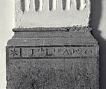 Inscription sculptée en réserve sur la base du pilastre gauche de la nef.