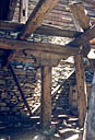 Etable 2. Poteau central supportant le plancher. Le chapiteau porte gravée la date AN 14.