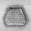 Chef-lieu. Parcelle 302. Façade ouest. Inscription. Les initiales B.R.C. seraient celles de Blaise Richard Calve.