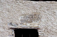 Inscription au-dessus de la fenêtre.
