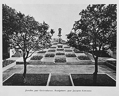 Le jardin de sculpture organisé par Guévrékian. Au fond l'oeuvre de Jacques Lipchitz.