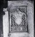 Portail ouest. Vantail gauche. Quatrième registre. Armoiries martelées. Inscription : Karolus.