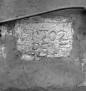 Façade antérieure est. Plaque située au-dessus de la première fenêtre du premier niveau : 1702 PF(?)F.