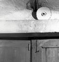 Rez-de-chaussée. Couloir. Porte de l'étable. Linteau daté 1874, avec les initiales GV-CB-LG.