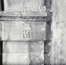 Façade sud. Portail. Piédroit droit. Monogramme martelé.