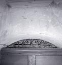 Façade antérieure sud. Porte d'entrée. Imposte en fer forgé avec les initiales I B V E.
