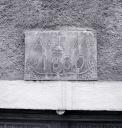 Façade sud. Plaque pavée.