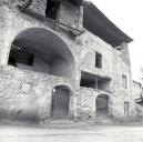 Façade antérieure sud. Courts ouvertes jumelées. Derrière le mur de clôture un escalier de pierre monte au logis de l'étage, sur le côté, et à la grange, en face. La parcelle 1330 porte l'inscription W FA 1816 gravée au-dessus de la porte.
