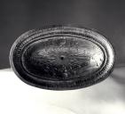 Revers du pied. Inscription sur le bord : DON. DE. FELIX. BRET. FILS. DE. PIERRE. POUR. VUNE. MESSE. SOLENNELLE. QVE. LON. DIRA. CHAQVE. ANNEE. A PERPETVITE. LE. 27e. OCTOBRE. 1738.