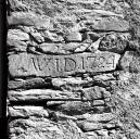 Façade nord. Pierre d'angle gravée portant l'inscription W.I.D.I.7.2.4.