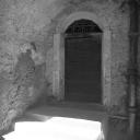 Porte d'entrée. Imposte en fer forgé portant l'inscription 1 7 I C 4..