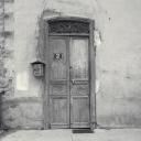 Porte d'entrée. Imposte en fer forgé portant l'inscription P C 1895.
