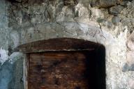 Inscription au-dessus de la porte.