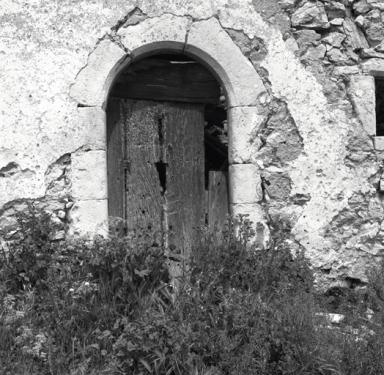 Vue de face de la porte d'entre  arc en plein cintre chanfrein.