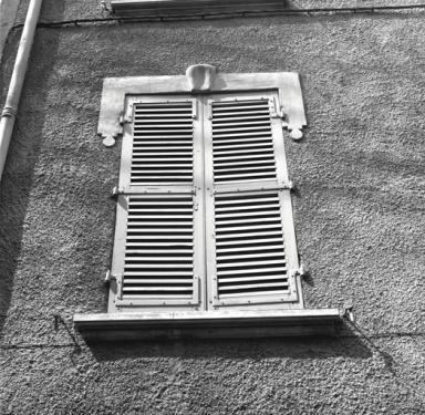 Détail : fenêtre à décor façonné.